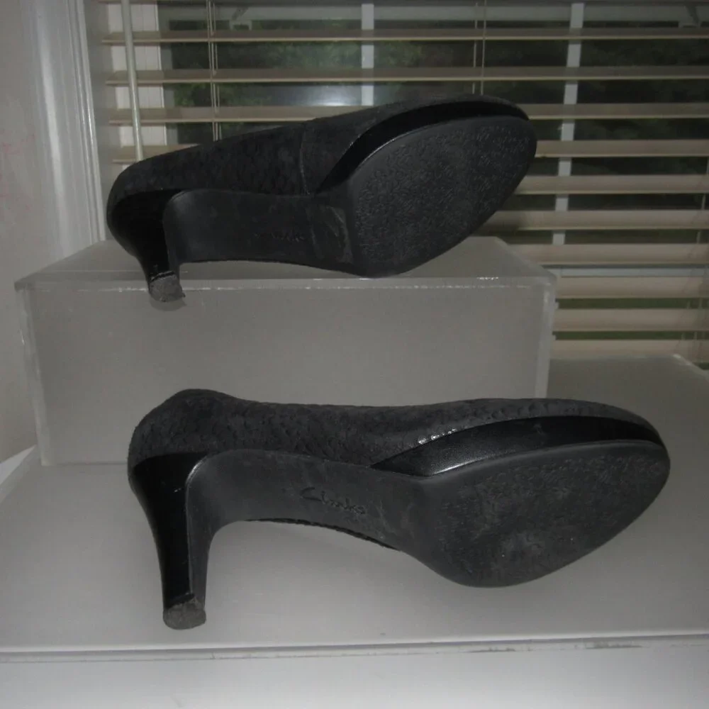 Clarks Black Textured Heels | Classic Comfort Pump | Size 8.5M